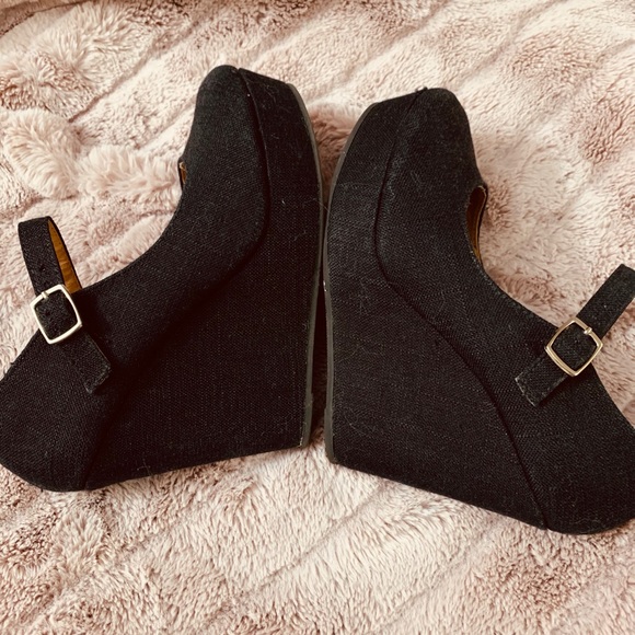 Black Wedge Strap Heels Size 6 - Picture 5 of 7